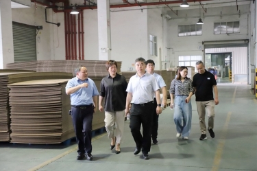 平湖市委常委、副市長張斌蒞臨景興紙業(yè)全資子公司平湖景包調(diào)研殘疾人就業(yè)工作